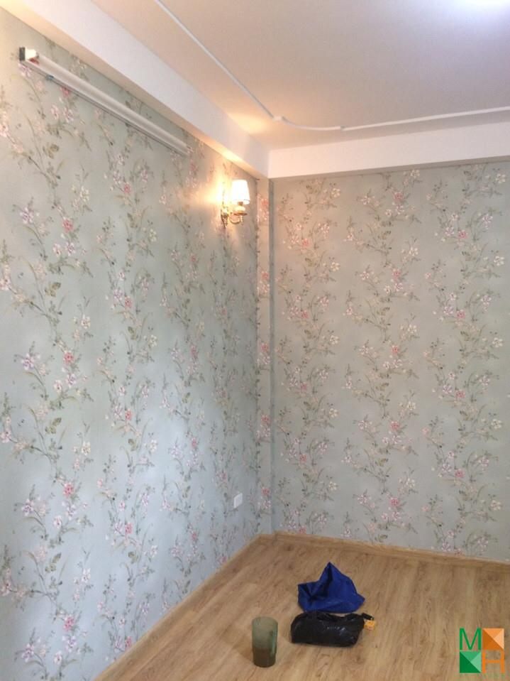 thi-cong-giay-dan-tuong-hoa-la-mau-xanh (6)